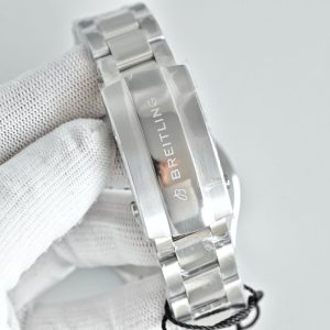 Breitling Superocean 42mm Men's Luxury Replica Watch with Cash on Delivery 1131291333 - macro shot