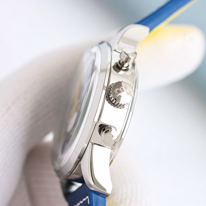 7-179.jpg Breitling Navitimer Super Clone Watch | Premium Luxury Replica Timepiece 1054885878 - macro shot